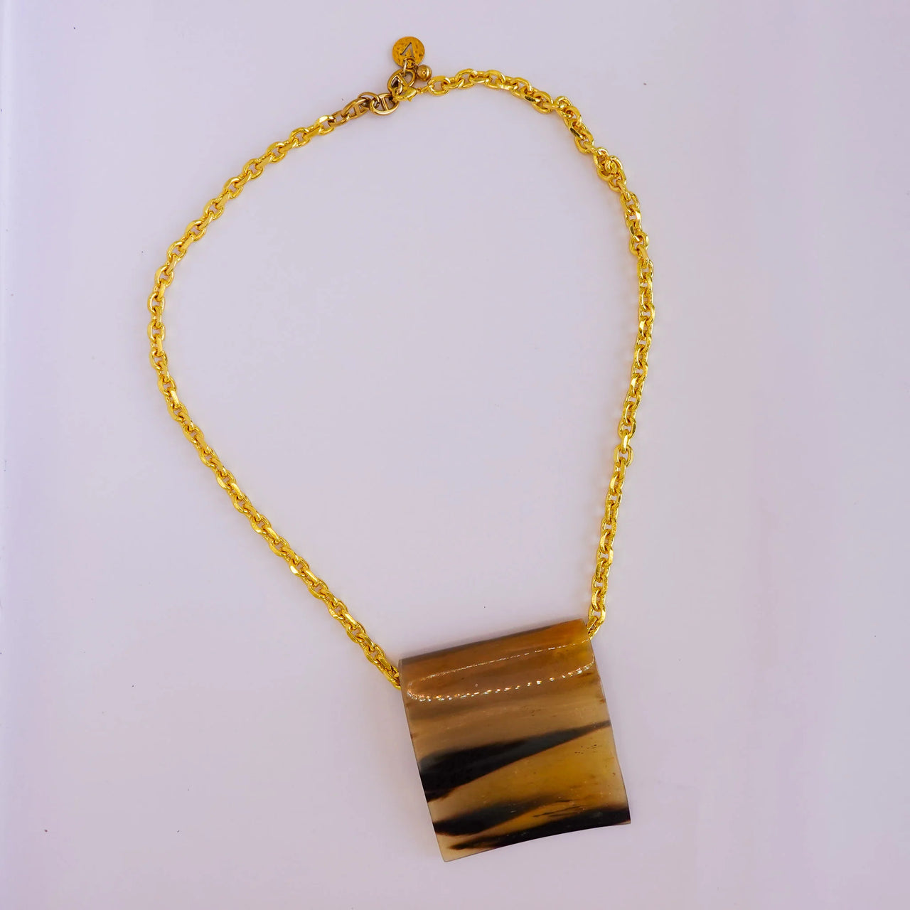 Collier doré pendentif rectangle effet corne x AFRICA