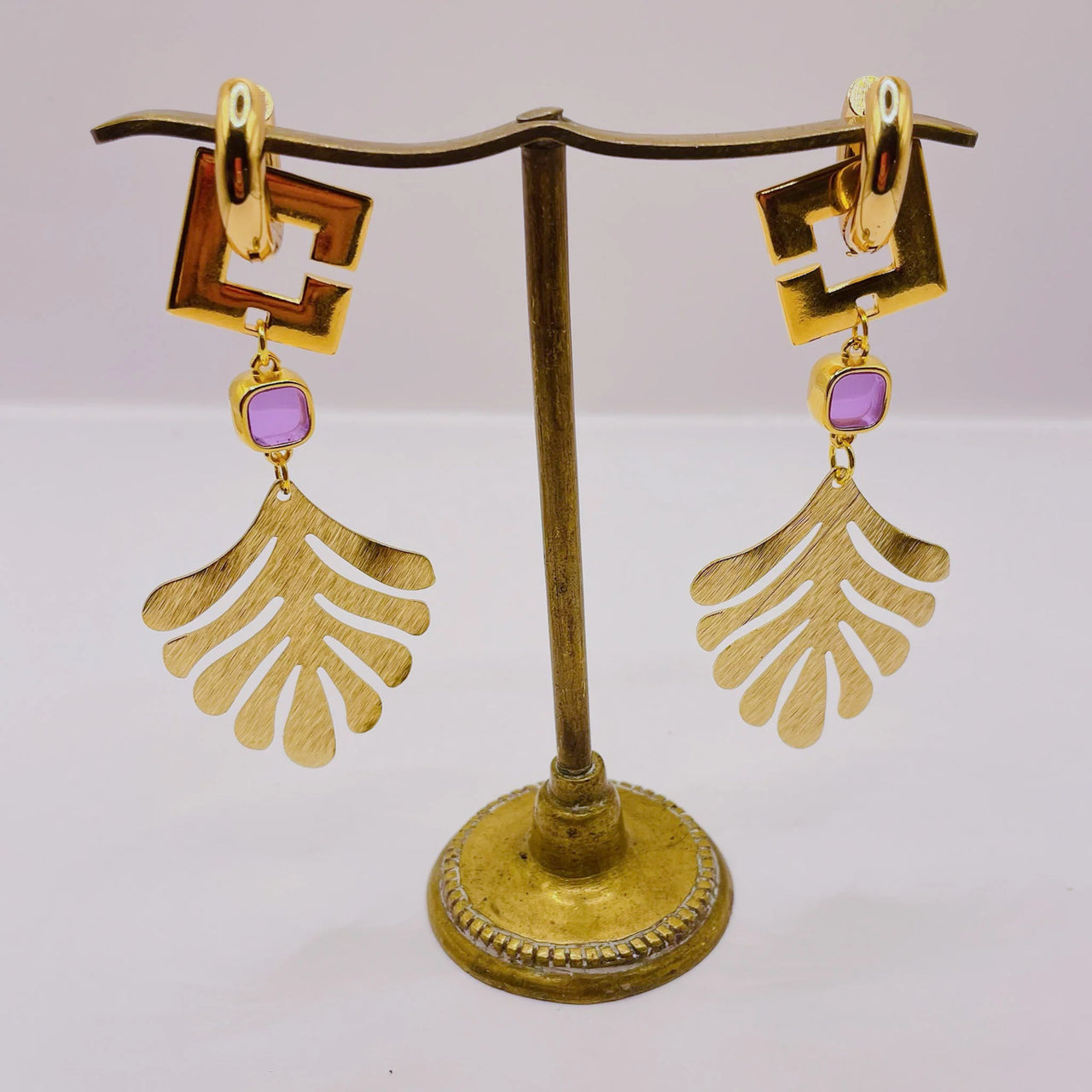 Boucles d'oreilles dorées feuille texturée et cristal violet x CANOPÉE DORÉE