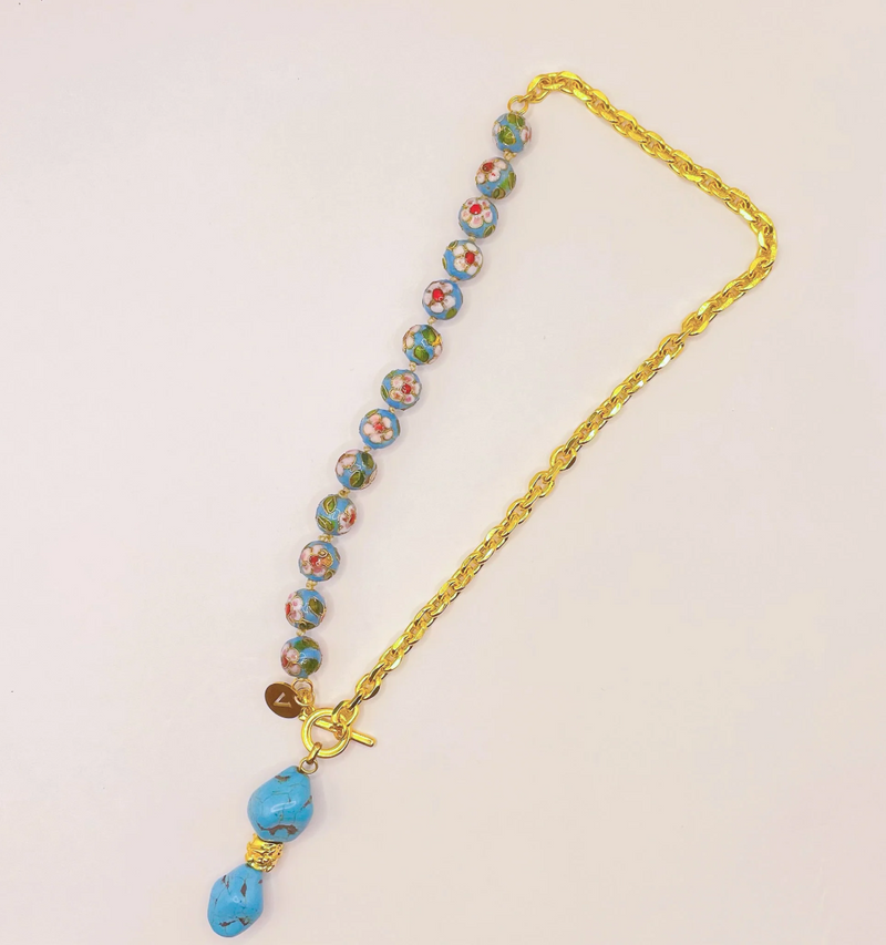 Collier doré perles chinoises bleues et pierres turquoise x CANOPÉE DORÉE