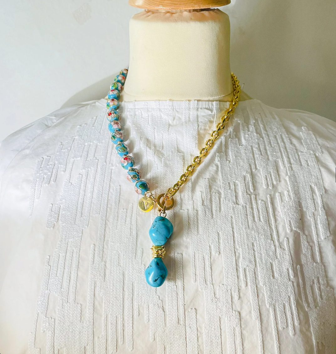 Collier doré perles chinoises bleues et pierres turquoise x CANOPÉE DORÉE