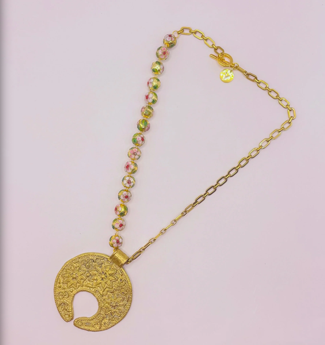 Collier doré pendentif travaillé et perles chinoises x CANOPÉE DORÉE