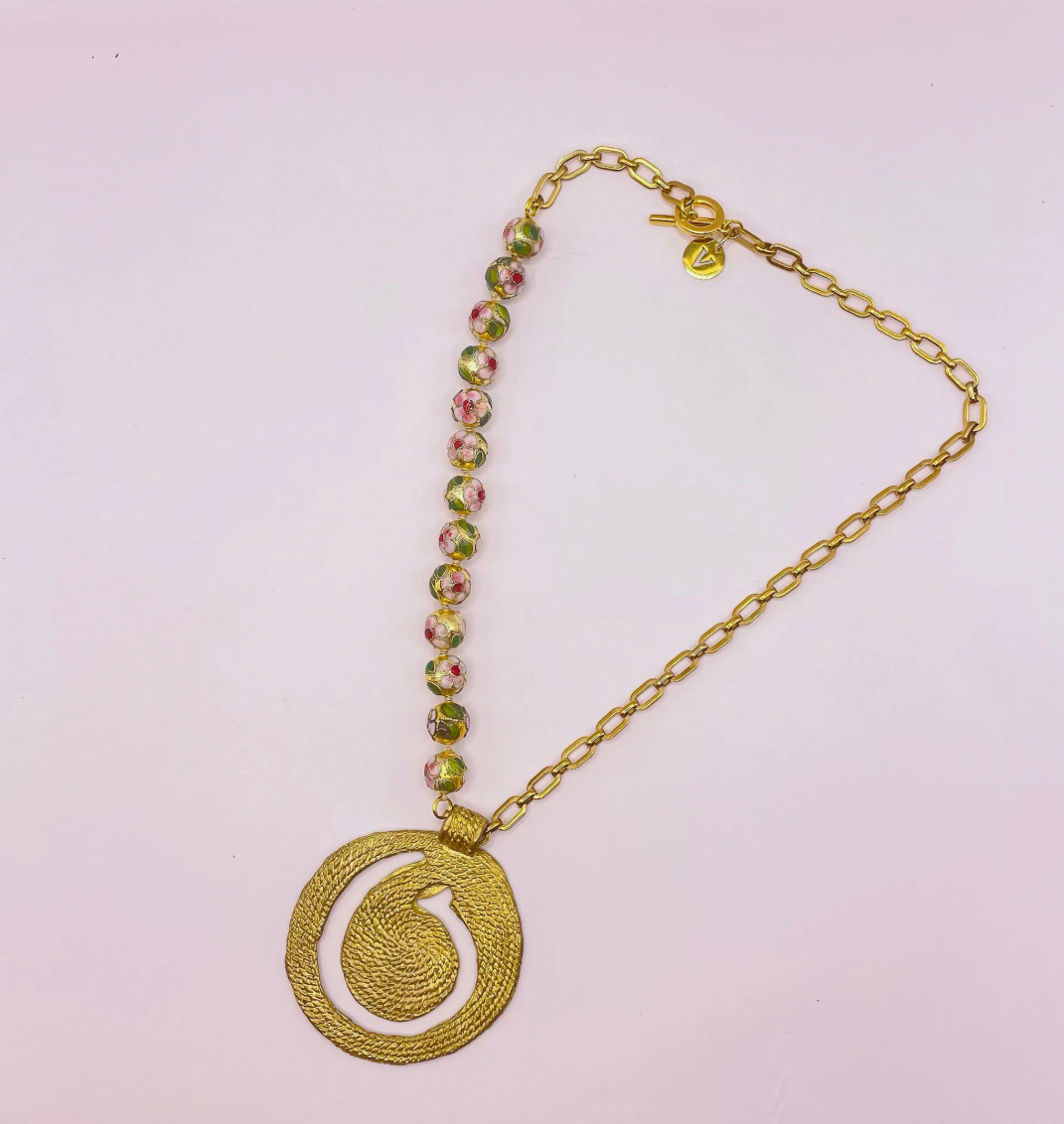 Collier doré pendentif spirale ouverte et perles chinoises x CANOPÉE DORÉE