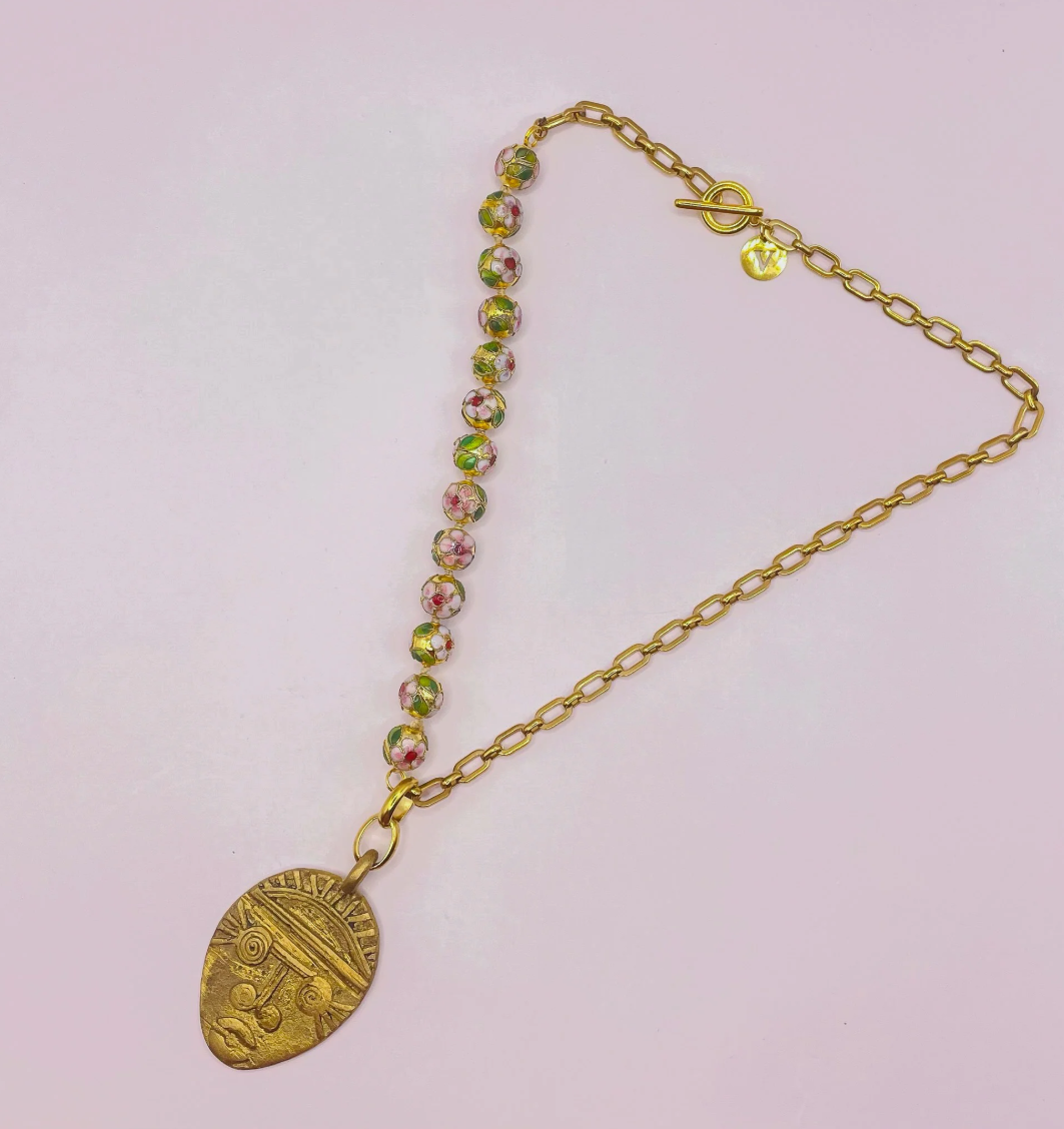 Collier doré masque et perles chinoises x CANOPÉE DORÉE