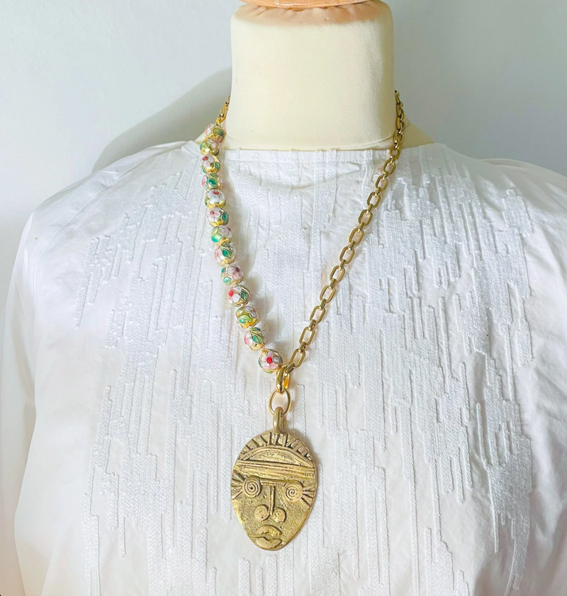 Collier doré masque et perles chinoises x CANOPÉE DORÉE