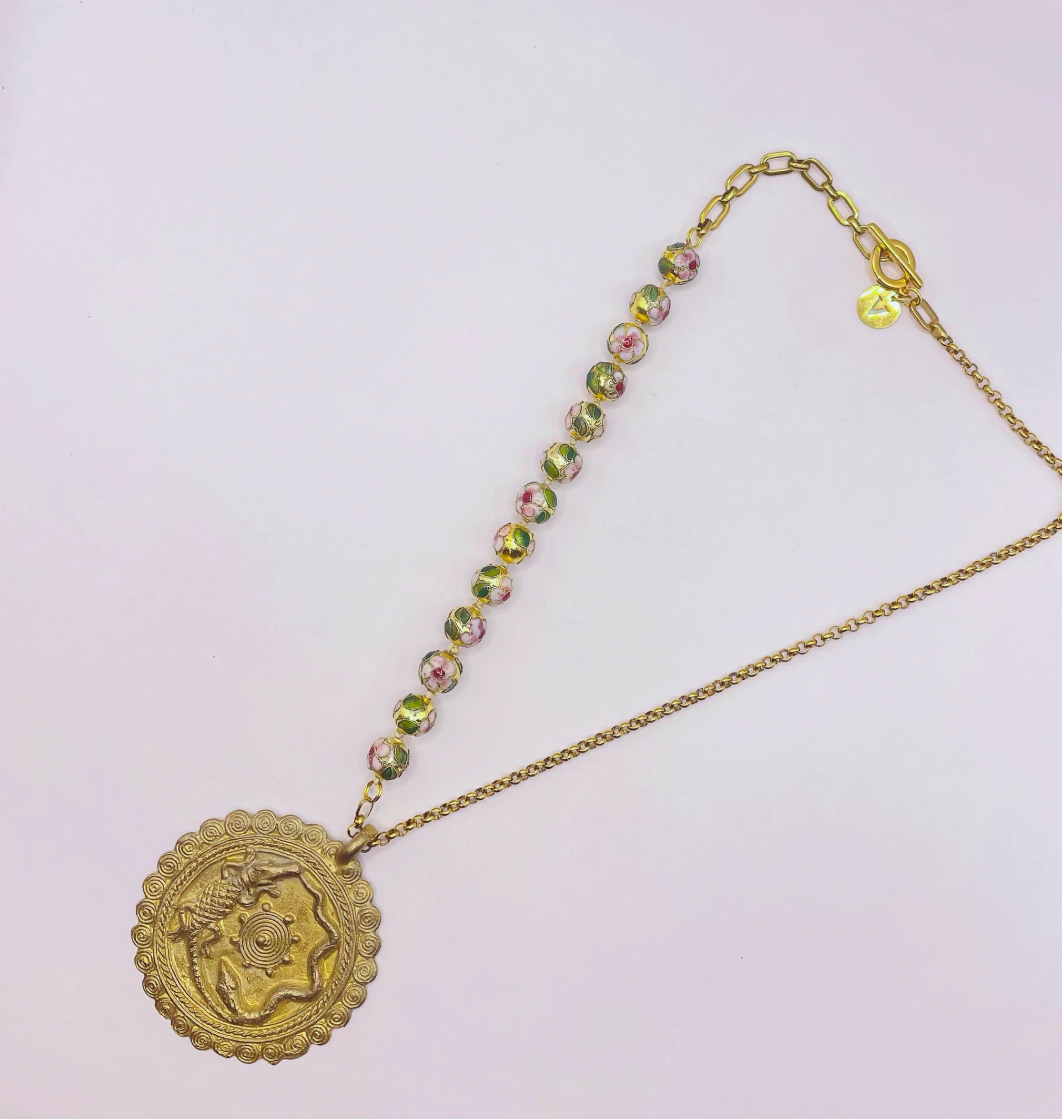 Collier doré médaillon texturé Crocodile et perles chinoises x CANOPÉE DORÉE