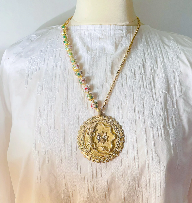 Collier doré médaillon texturé Crocodile et perles chinoises x CANOPÉE DORÉE