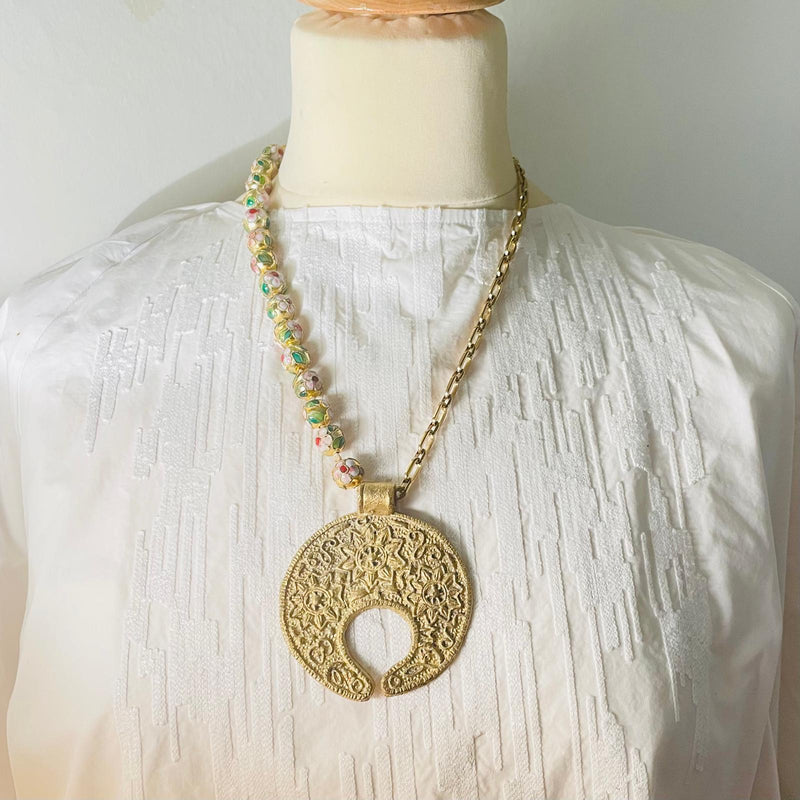 Collier doré pendentif travaillé et perles chinoises x CANOPÉE DORÉE