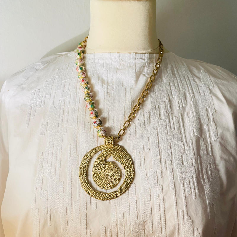 Collier doré pendentif spirale ouverte et perles chinoises x CANOPÉE DORÉE